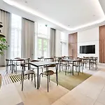 Luxury Apt In White City Living - Ideal For Family & Business Stay