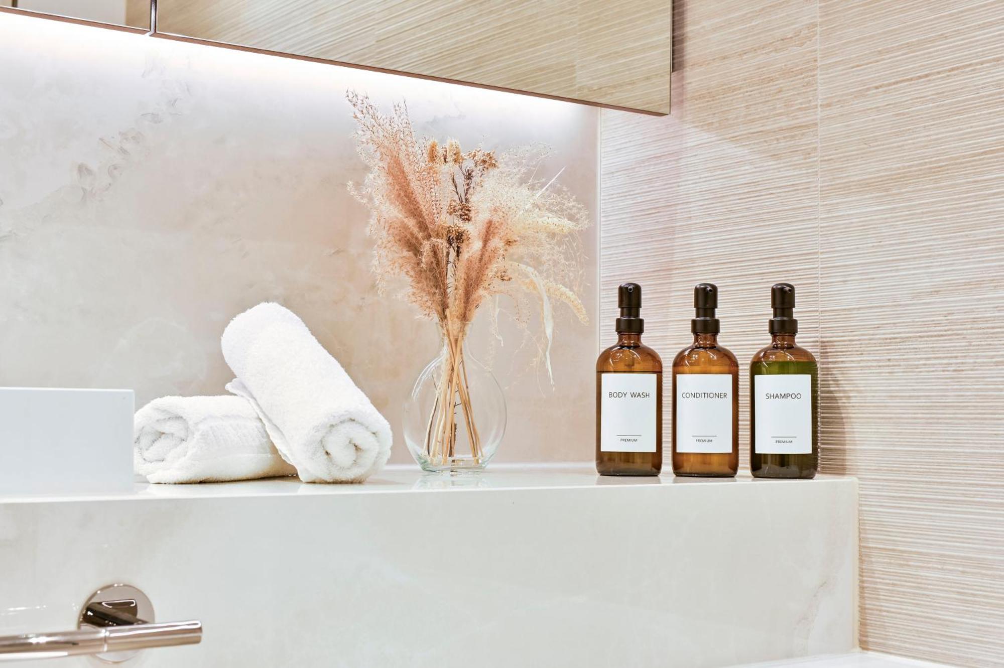 Luxury In White Living - Ideal For Family & Business