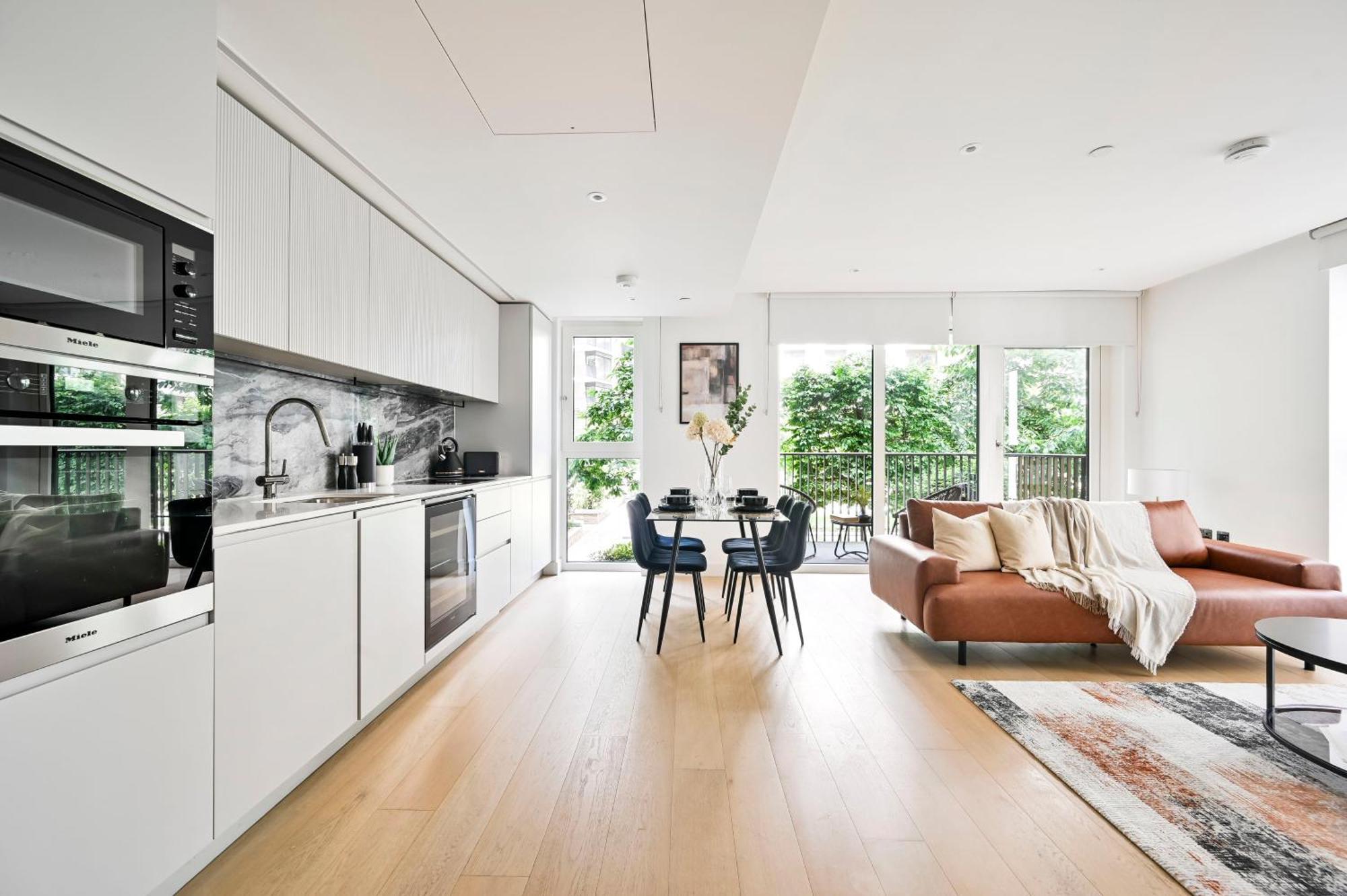 Luxury In White Living - Ideal For Family & Business